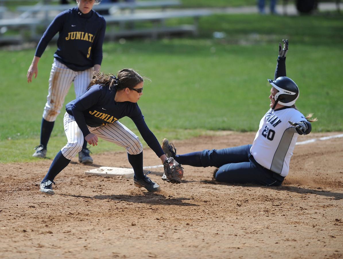 Softball drops two games to #17 Moravian, 11-3 and 10-3