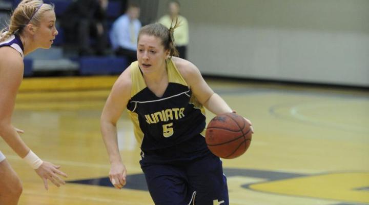 Women’s hoops knocks off Moravian 63-60, remains undefeated in Landmark play