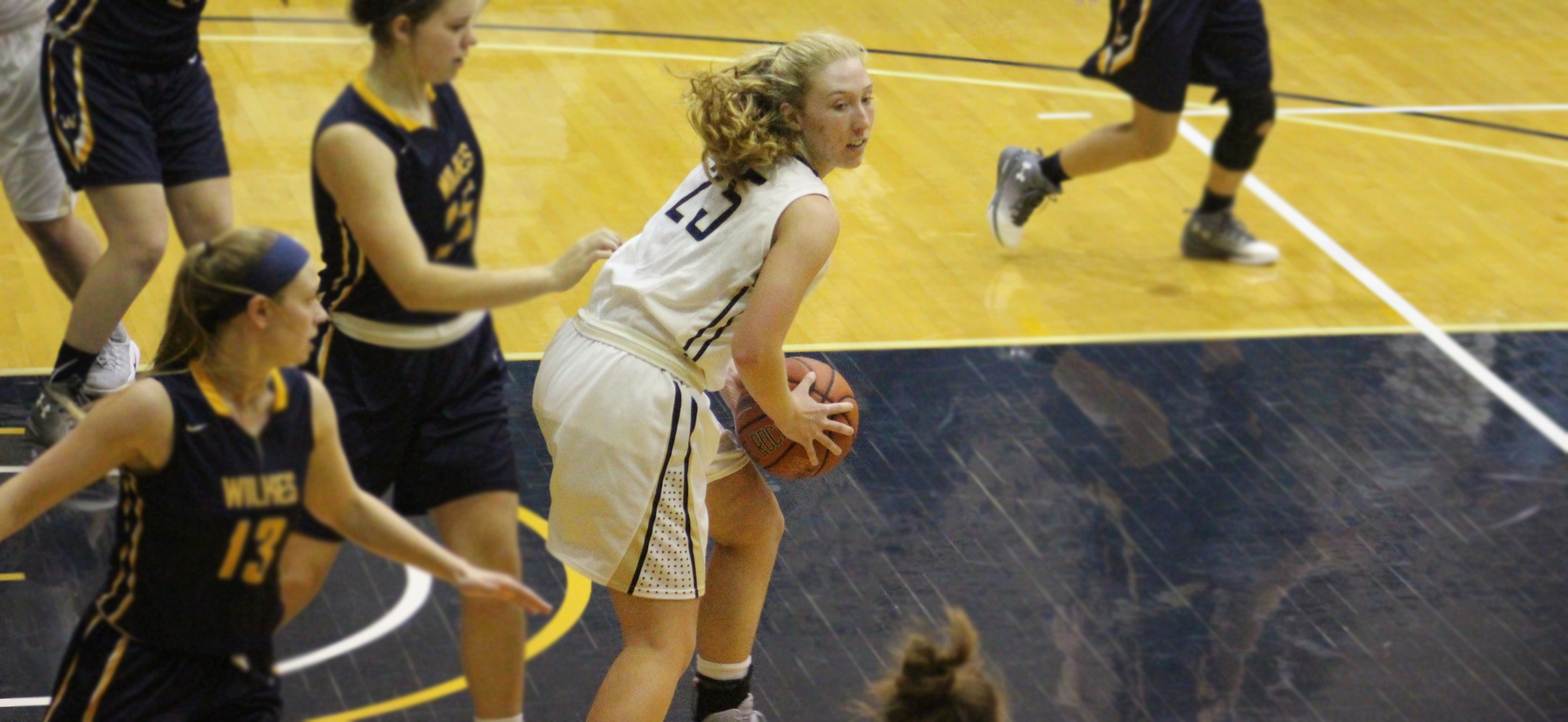 Juniata Ends 2016 With 71-68 Win Over DeSales