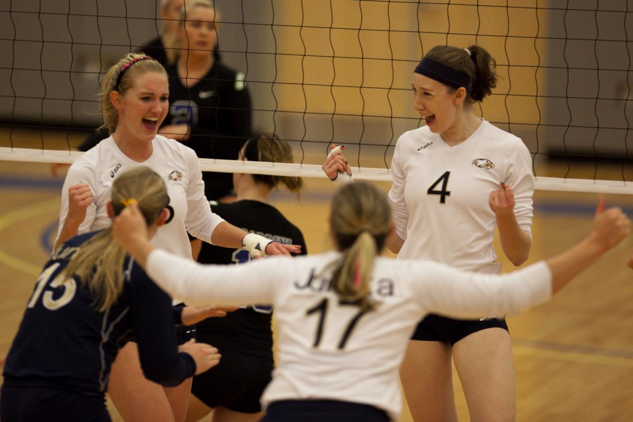 Women’s volleyball advances to regional semis with 3-0 win over Cabrini