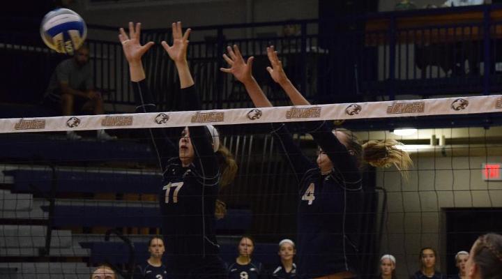 Women's Volleyball Sweeps Whittier at Leopard Invitational