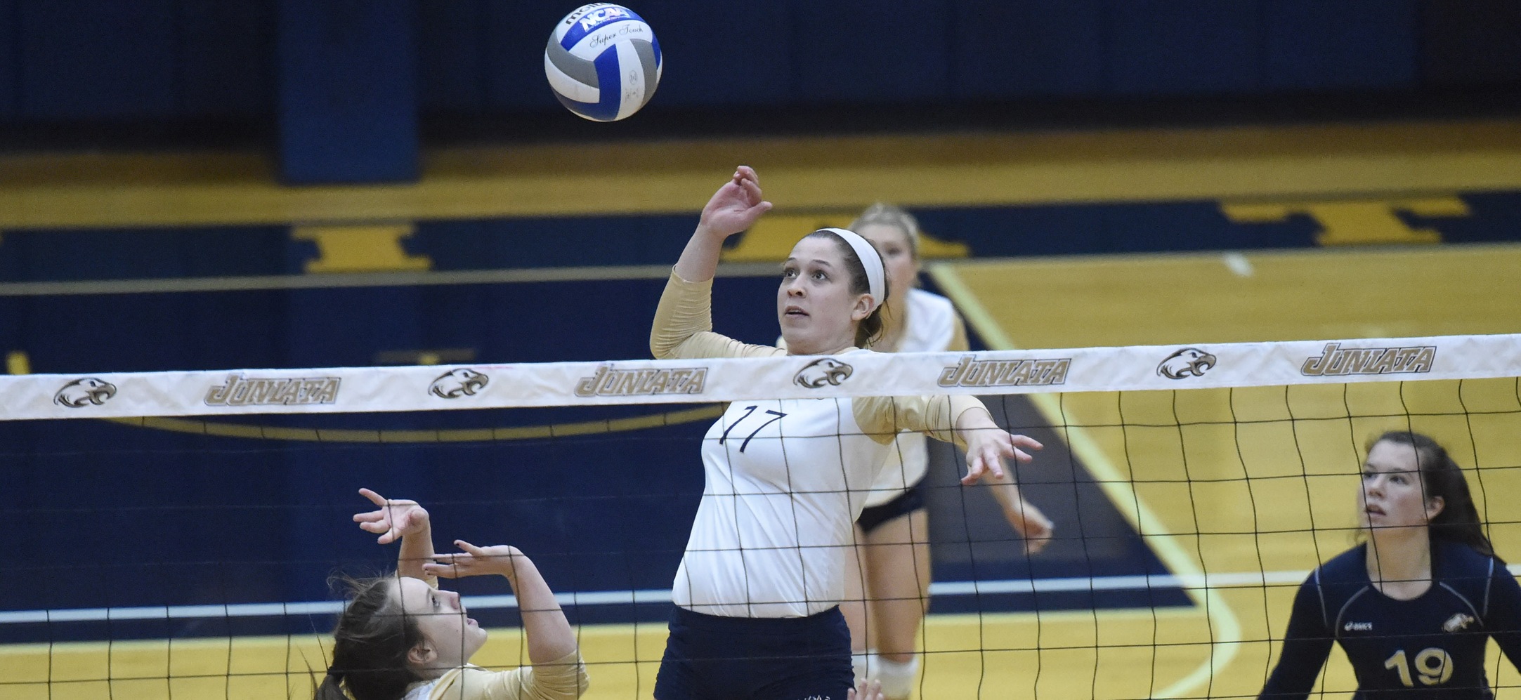 Women's Volleyball Outlasts #6 Carnegie Mellon in Five