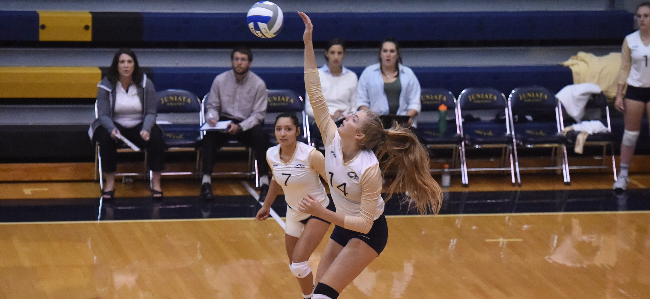 Women's Volleyball Suffers First Defeat of the Year to #8 Claremont-Mudd-Scripps
