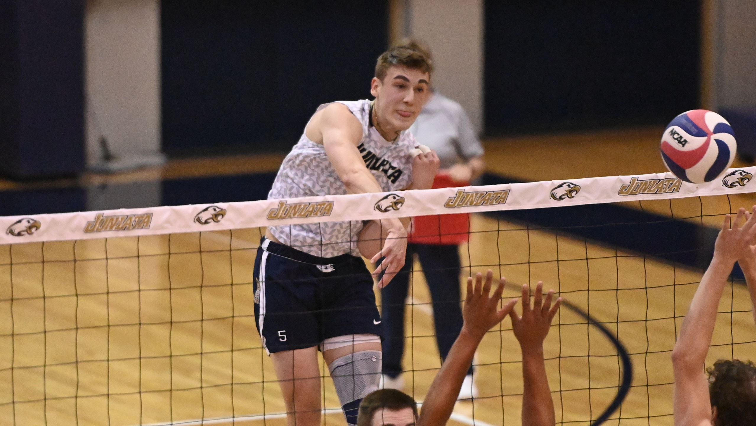 Men's Volleyball Nabs Three Seed in CVC Playoffs with Win at Elizabethtown