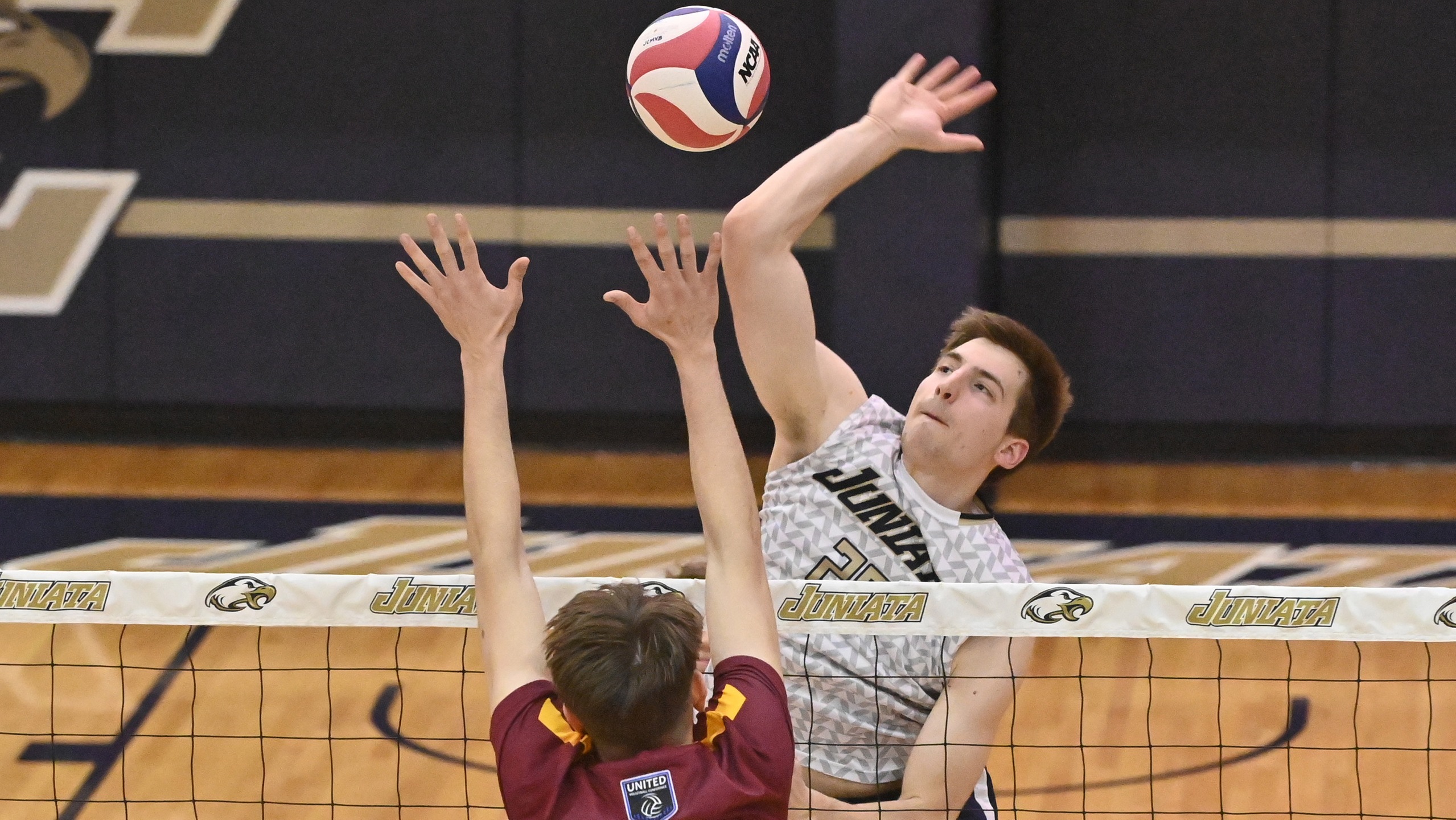 Men's Volleyball Drops First Game of Season to SVU, Recovers in Win Over Blue Jays