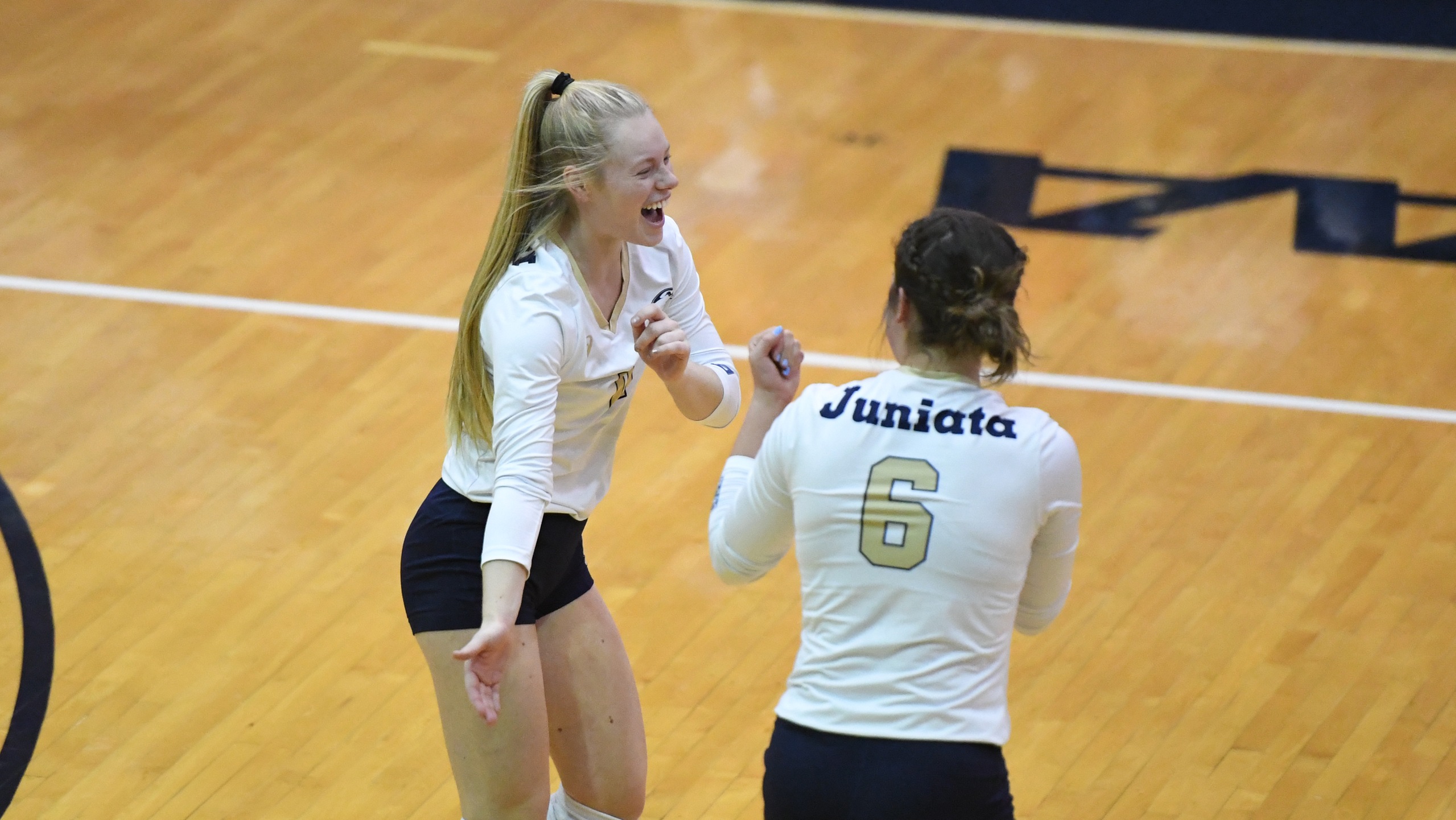Women's Volleyball Wins First Match of the Year